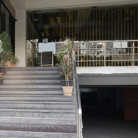 Super Townhouse Madhapur 100 Feet Road Formerly Jkc Grand Hyderabad Eksteriør billede
