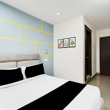 Super Townhouse Madhapur 100 Feet Road Formerly Jkc Grand Hyderabad Eksteriør billede