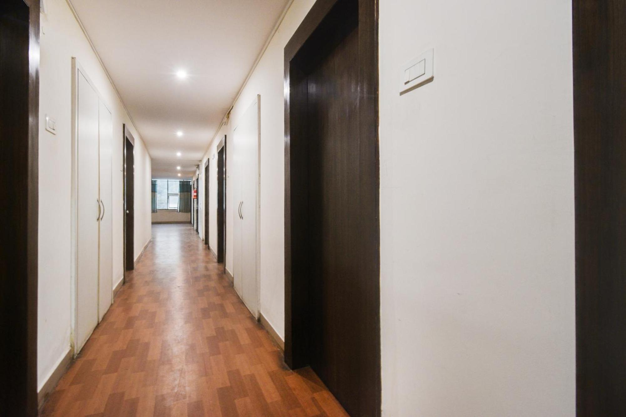 Super Townhouse Madhapur 100 Feet Road Formerly Jkc Grand Hyderabad Eksteriør billede