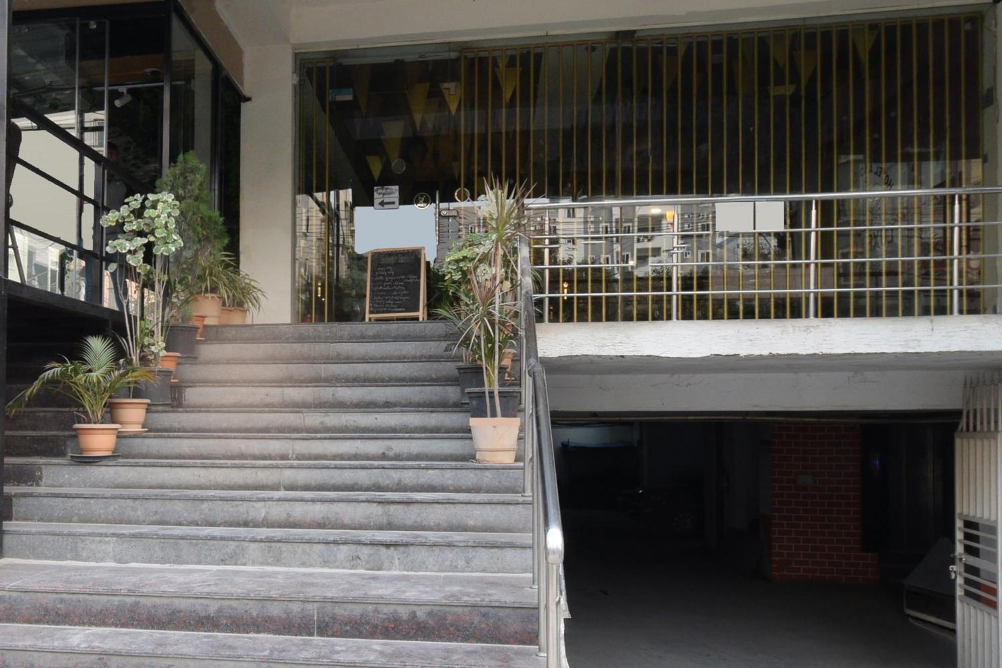 Super Townhouse Madhapur 100 Feet Road Formerly Jkc Grand Hyderabad Eksteriør billede