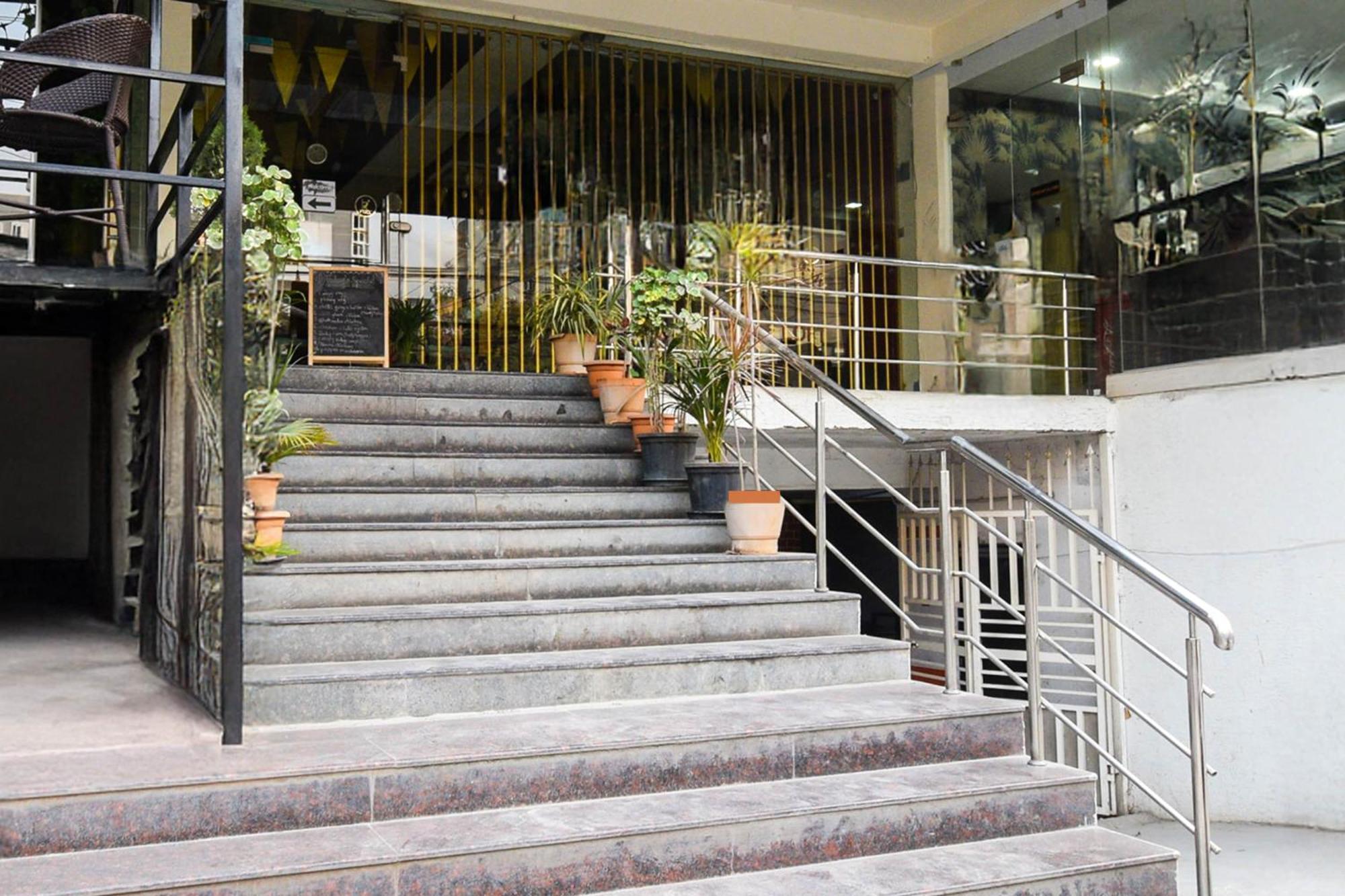 Super Townhouse Madhapur 100 Feet Road Formerly Jkc Grand Hyderabad Eksteriør billede