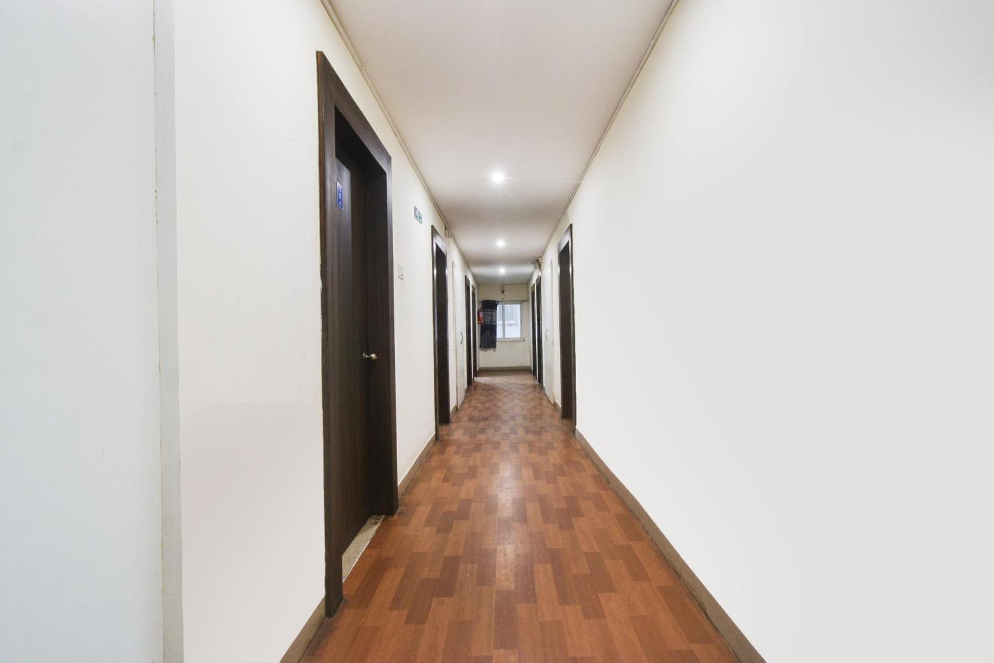 Super Townhouse Madhapur 100 Feet Road Formerly Jkc Grand Hyderabad Eksteriør billede