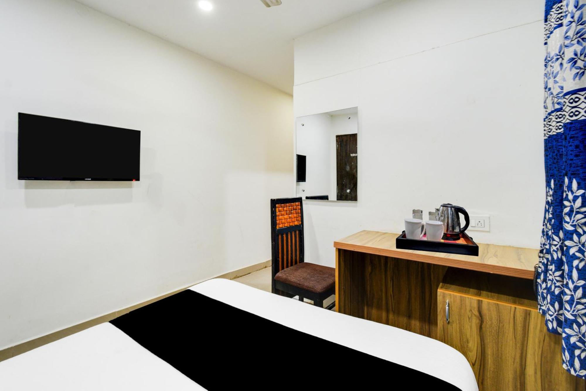 Super Townhouse Madhapur 100 Feet Road Formerly Jkc Grand Hyderabad Eksteriør billede
