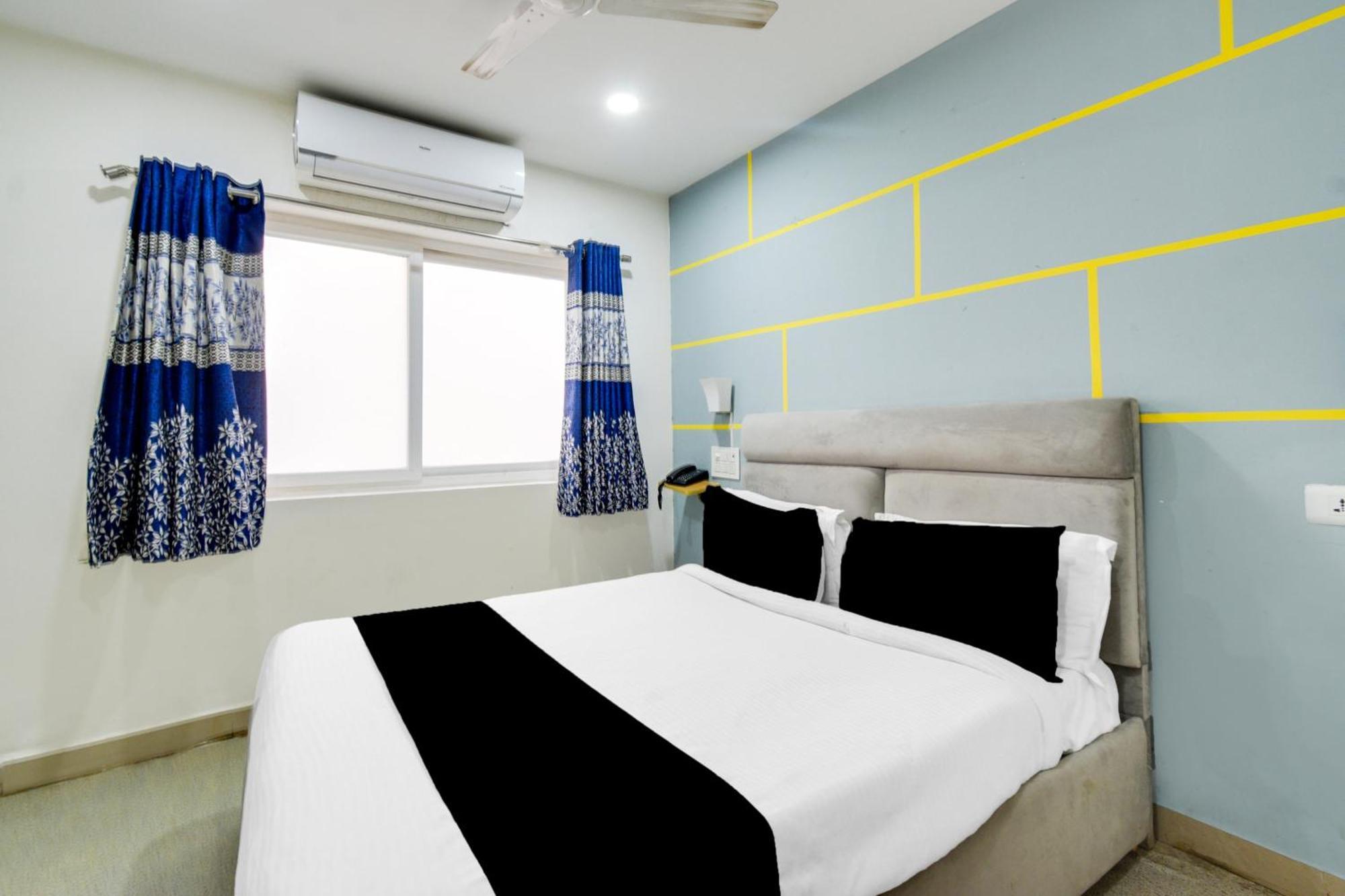 Super Townhouse Madhapur 100 Feet Road Formerly Jkc Grand Hyderabad Eksteriør billede