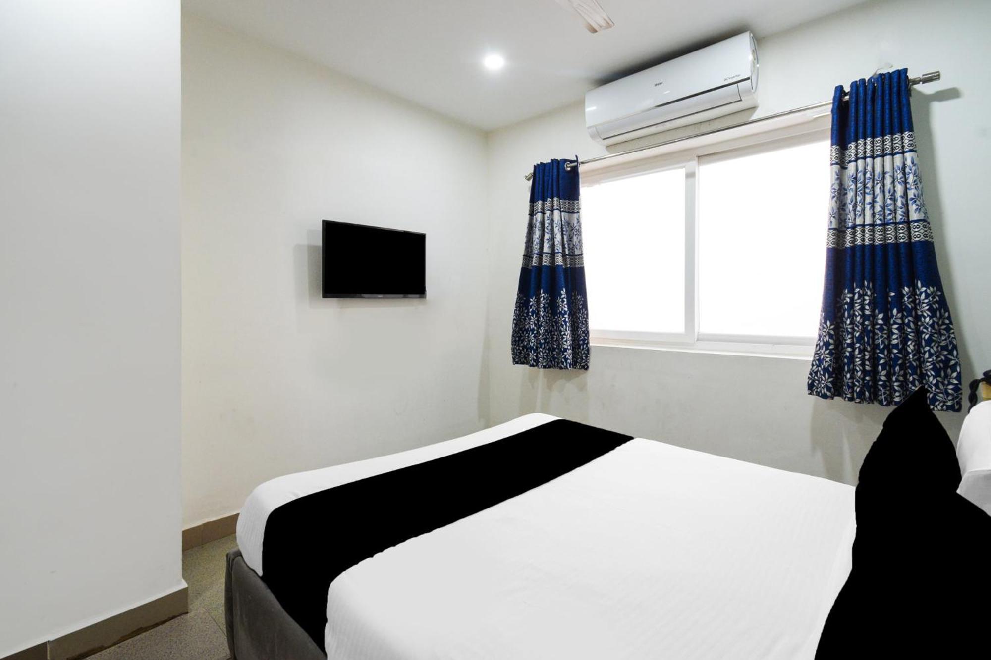 Super Townhouse Madhapur 100 Feet Road Formerly Jkc Grand Hyderabad Eksteriør billede