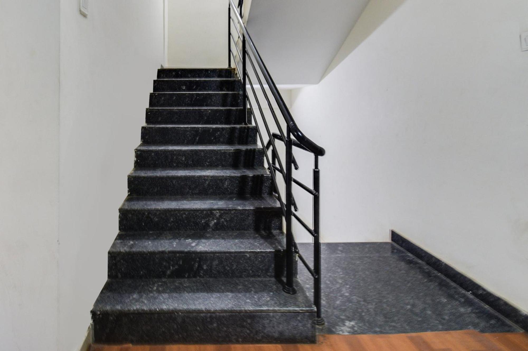 Super Townhouse Madhapur 100 Feet Road Formerly Jkc Grand Hyderabad Eksteriør billede