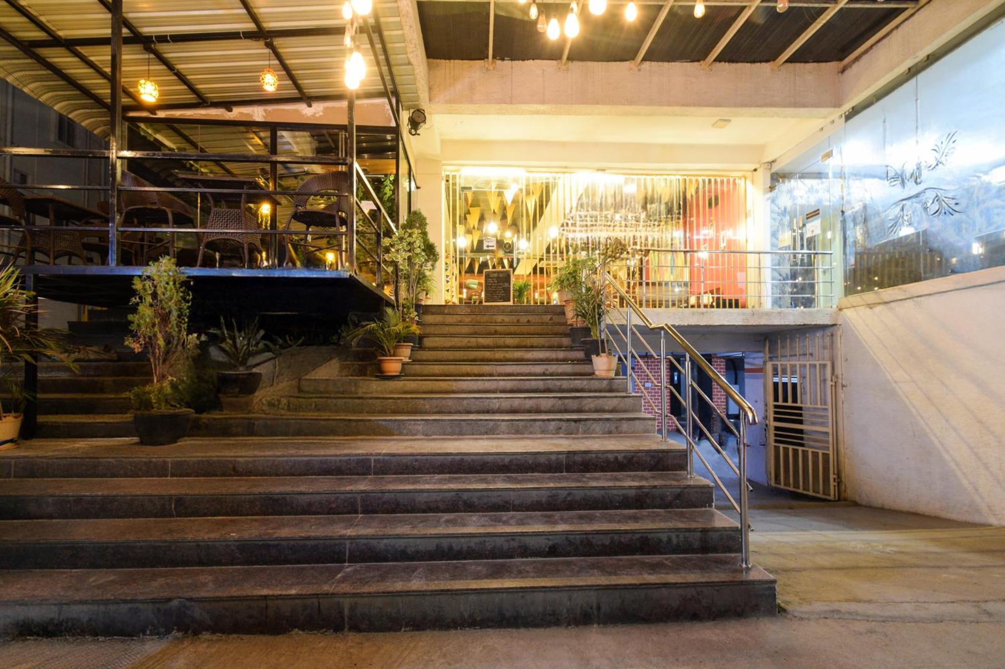Super Townhouse Madhapur 100 Feet Road Formerly Jkc Grand Hyderabad Eksteriør billede