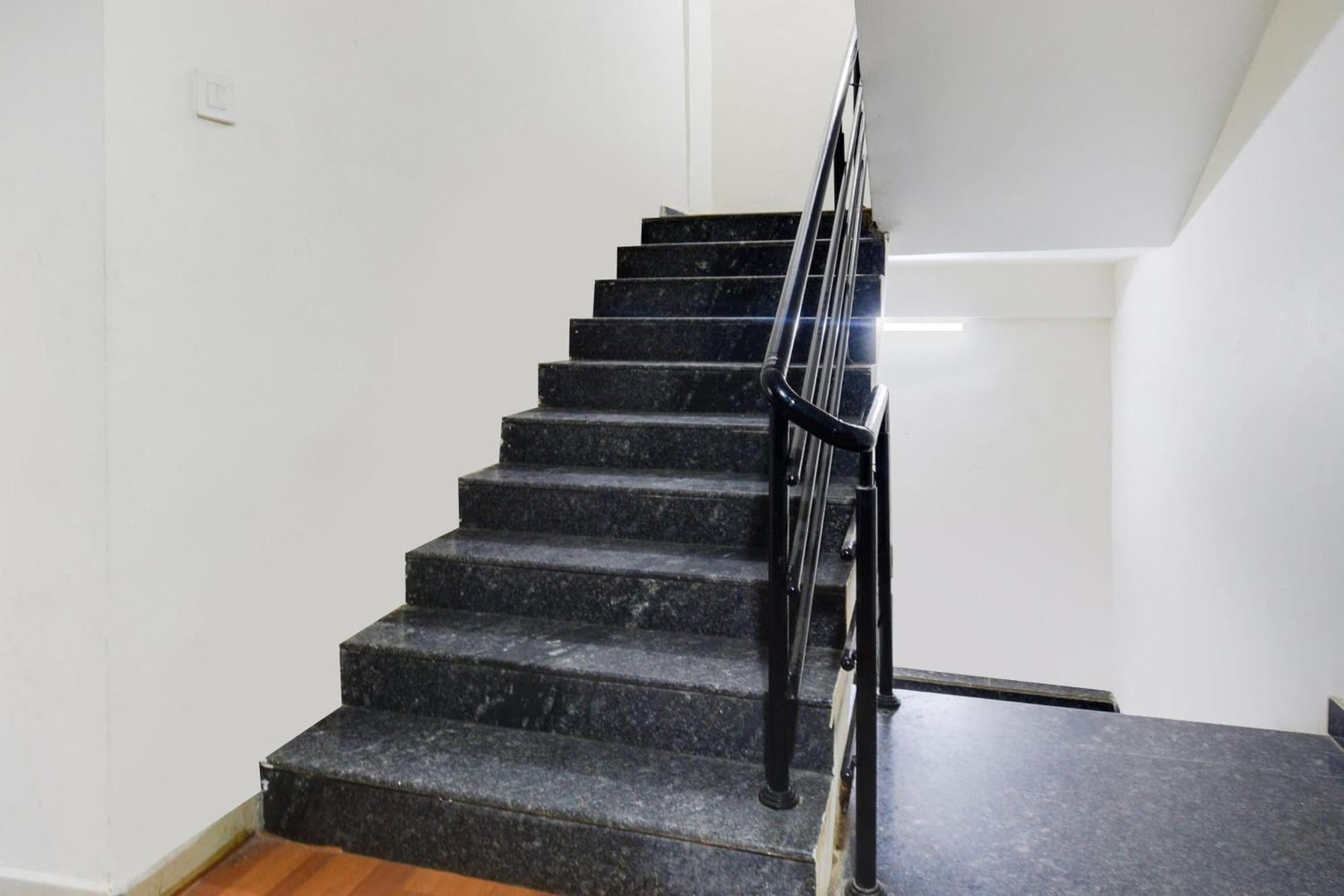 Super Townhouse Madhapur 100 Feet Road Formerly Jkc Grand Hyderabad Eksteriør billede