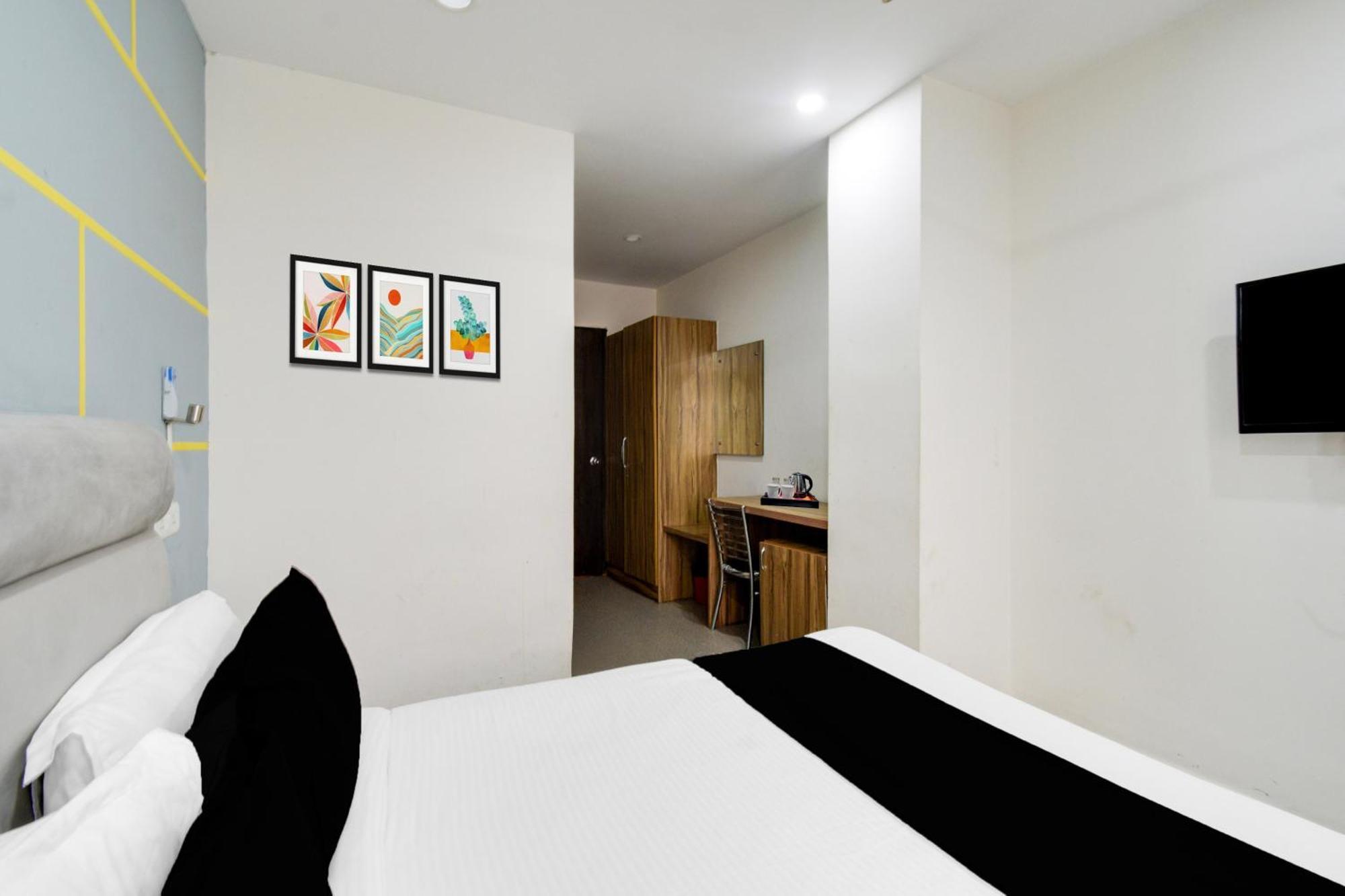 Super Townhouse Madhapur 100 Feet Road Formerly Jkc Grand Hyderabad Eksteriør billede